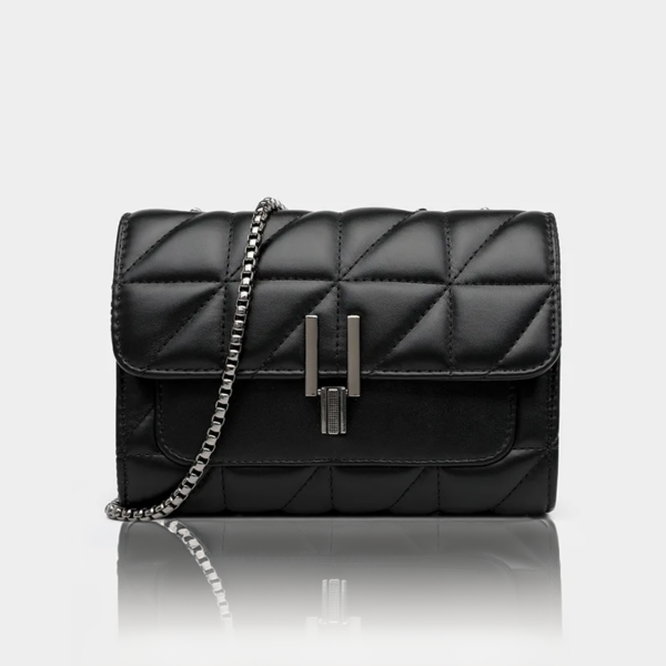 Bolso negro de cuero con cadena plateada